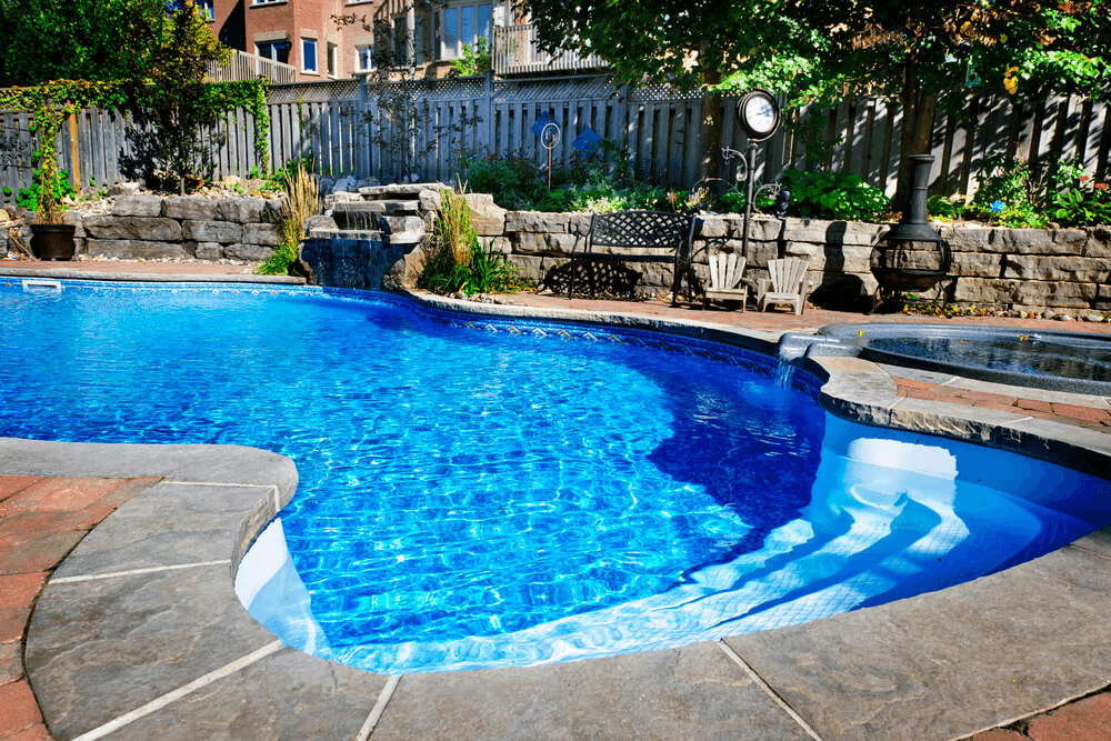 Piscina com bordas em pedra - Imagem 1